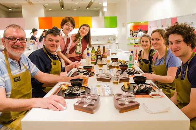 Tokyo Tsukiji Outer Fish Market Tour and Rolled Sushi Class