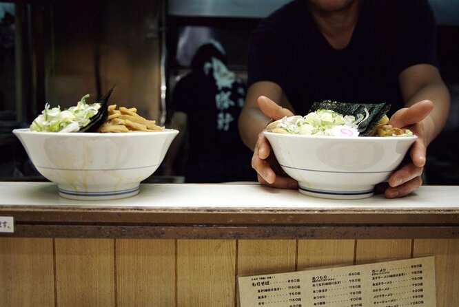 Shinjuku Golden Gai Food Tour in Spanish - Food and Drink Inclusions