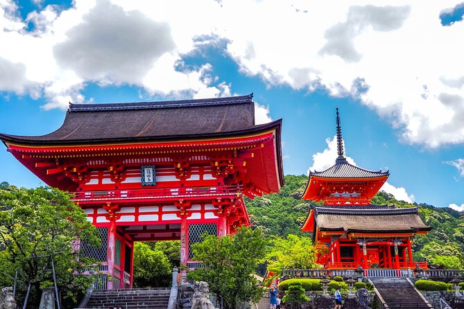 The Beauty of Kyoto - Historical Walking Tour of Higashiyama Area - Behind the Scenes of Higashiyamas Beauty