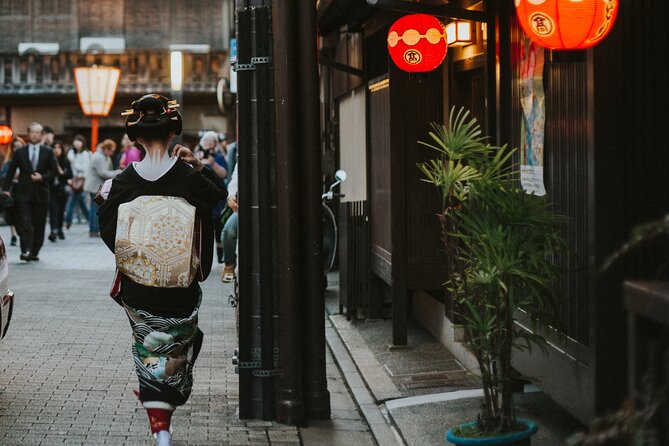 2 Hour Night Walking Tour Throughout Gion in a Small Group - Just The Basics