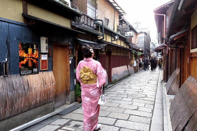 2 Hour Night Walking Tour Throughout Gion in a Small Group - What to Expect From the Guide