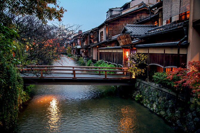 2 Hours Tour in Historic Gion: Geisha Spotting Area Tour - Tour Logistics and Details